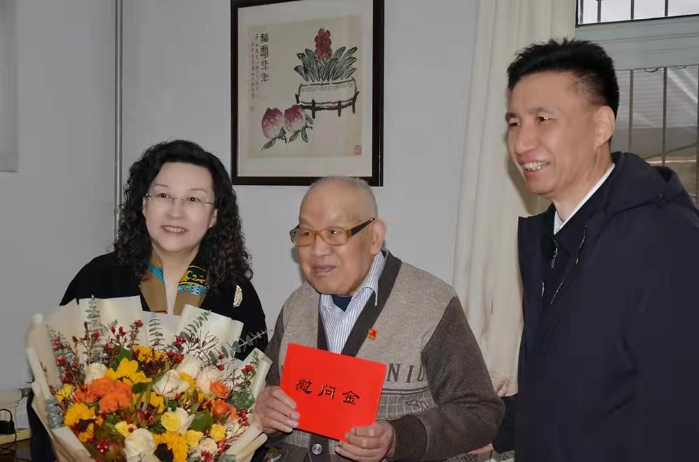 濟南產(chǎn)發(fā)集團黨委副書記、總經(jīng)理黃蓓走訪慰問離休老干部、老黨員